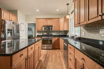 24 Monroe St, Amesbury, MA 01913 - Photo 9