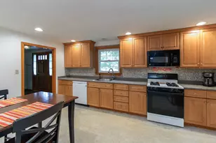 16 Crabapple Ln, Chelmsford, MA 01824 - Photo 3