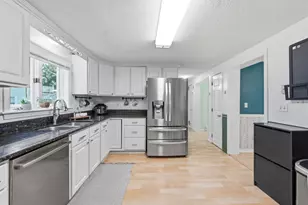 380 Plumtree Rd, Springfield, MA 01118 - Photo 9