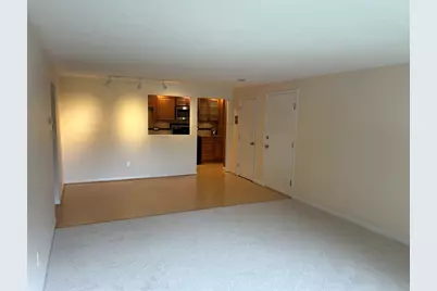 8 Hallmark Gdns #5, Burlington, MA 01803 - Photo 5