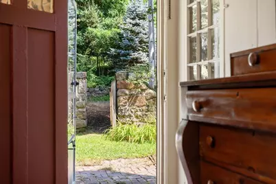 25 Bennett St, Manchester by the Sea, MA 01944 - Photo 9