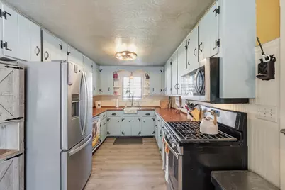 9 Waters St, Millbury, MA 01527 - Photo 5