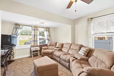 9 Mechanic St, Haverhill, MA 01830 - Photo 5