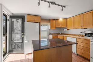 8 Lewis Ct, Gloucester, MA 01930 - Photo 7