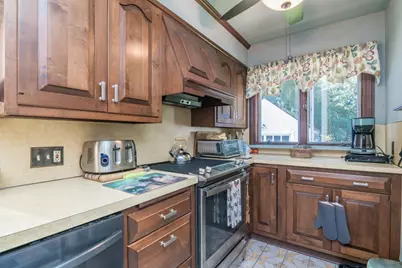 134 Eddywood St, Springfield, MA 01118 - Photo 13