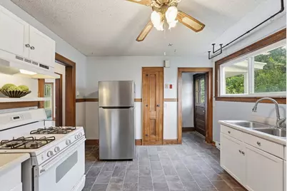 31 Gates St, Holyoke, MA 01040 - Photo 11