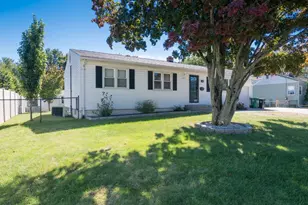 17 Pickering St, Chicopee, MA 01013 - Photo 1