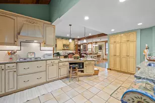 41 Elm St, Saugus, MA 01906 - Photo 3
