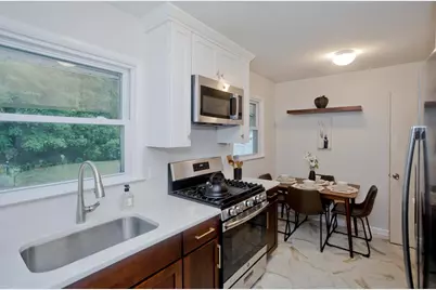 27 E Green St, Easthampton, MA 01027 - Photo 11
