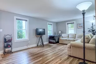 33 Pleasant St, Deerfield, MA 01373 - Photo 5