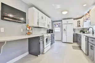 25 Indian Rock Dr, Saugus, MA 01906 - Photo 5