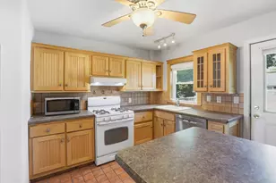 10 Pkwy, Stoneham, MA 02180 - Photo 3