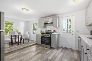 27 Lynn St, Peabody, MA 01960 - Photo 5