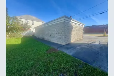 37 Edison St, New Bedford, MA 02745 - Photo 3