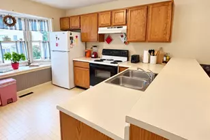 8 Castlegate Dr, Springfield, MA 01129 - Photo 7