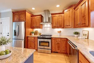 1 Thurston Pl, Medfield, MA 02052 - Photo 7