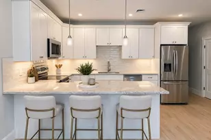9 Downer Ct, Boston, MA 02122 - Photo 3