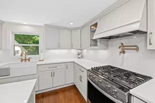 94 Holly Hill Cir, Weymouth, MA 02190 - Photo 7