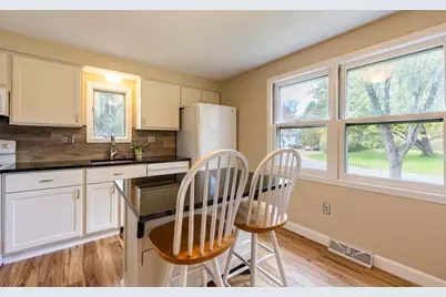 8 Coach Ln, Amherst, MA 01002 - Photo 7