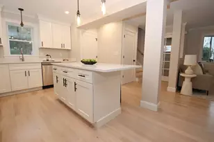 27 Holbrook Ct, Melrose, MA 02176 - Photo 9