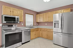 305 Wren St, Taunton, MA 02718 - Photo 5