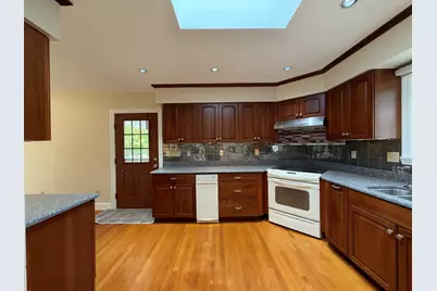 25 Wayne Memorial Dr, Dartmouth, MA 02747 - Photo 3