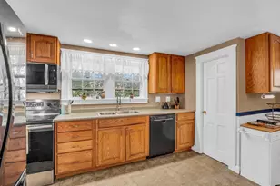 20 Pleasant St, Lunenburg, MA 01462 - Photo 7