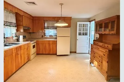112 Fisher St, Lowell, MA 01850 - Photo 5