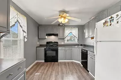 31 Bunker Hill Ave, Lowell, MA 01850 - Photo 9