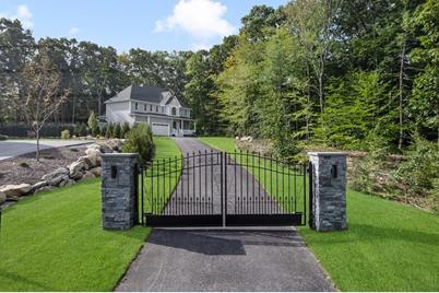 14 Henry Dr, Lincoln, RI 02865 - Photo 1