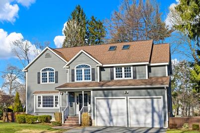 135 Oak Street, Reading, MA 01867 - Photo 1