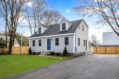8 Grant St, Plainville, MA 02762 - Photo 1