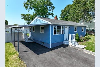 429 Emmett St, Fall River, MA 02721 - Photo 1