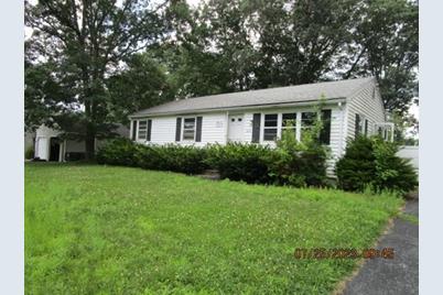 7 Sherwood Dr, Oxford, MA 01540 - Photo 1