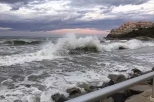 54 Oceanside Dr, Hull, MA 02045 - Photo 1