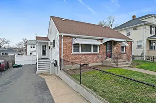 426 Sea St, Quincy, MA 02169 - Photo 1