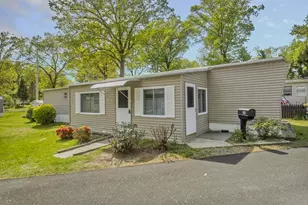 32 Puffin Dr, Chicopee, MA 01020 - Photo 1