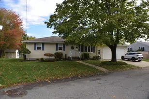 122 Robin Ln, Somerset, MA 02726 - Photo 1