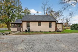 383 Vinnicum Rd, Swansea, MA 02777 - Photo 1