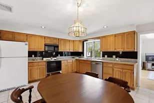 6 Gavin Cir, Stoneham, MA 02180 - Photo 3