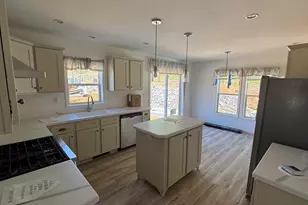 20 Pinrock Dr, Sturbridge, MA 01566 - Photo 1