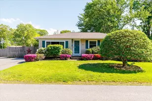 8 Horseshoe Dr, Auburn, MA 01501 - Photo 1