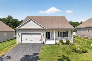 28 Torrey Pines Cir, Plaistow, NH 03865 - Photo 1