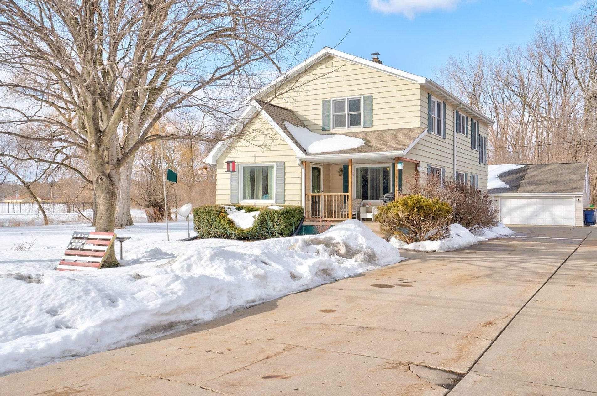 11230 Cleveland Ave, Milwaukee WI 53227-3037 exterior