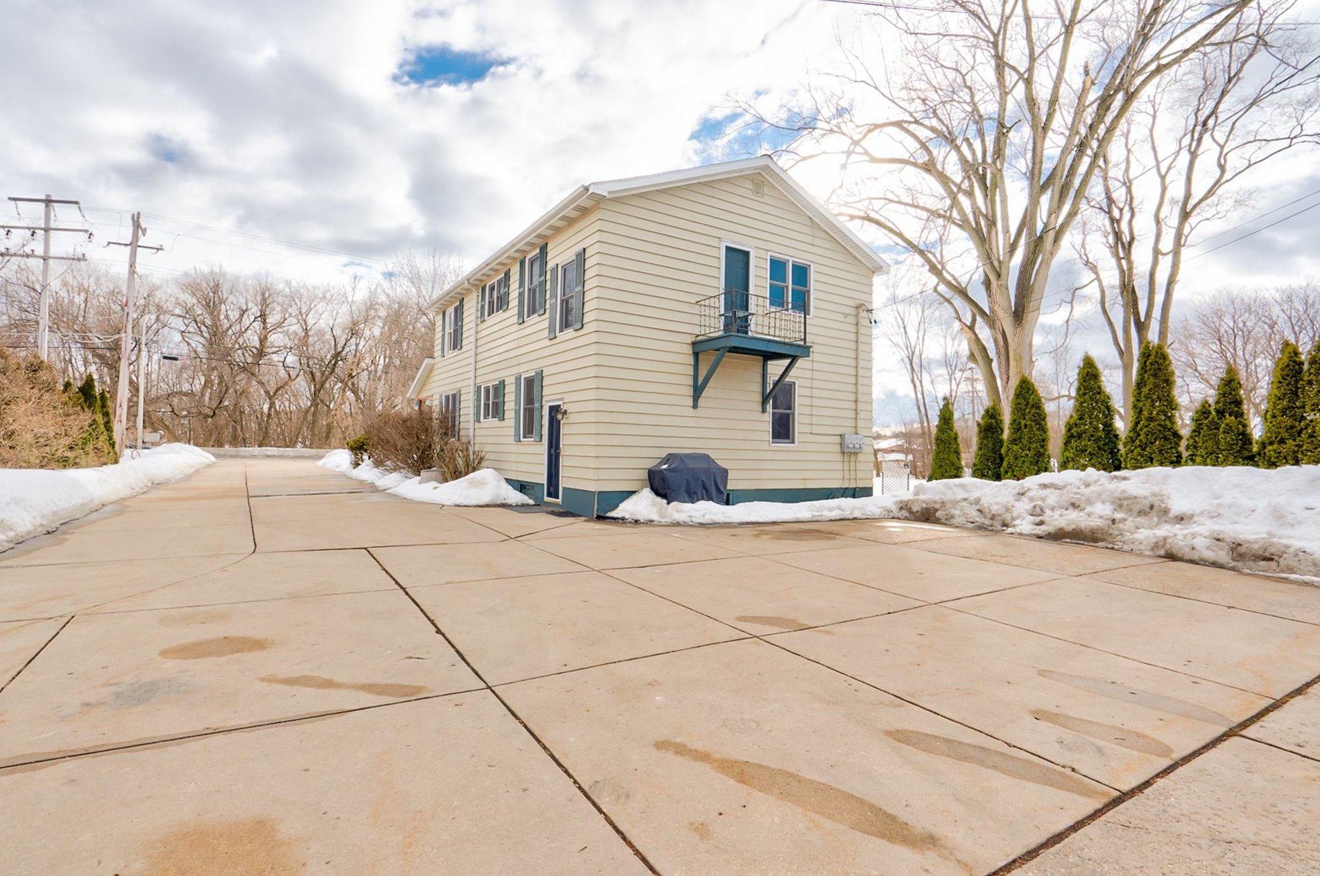 11230 Cleveland Ave, Milwaukee WI 53227-3037 exterior