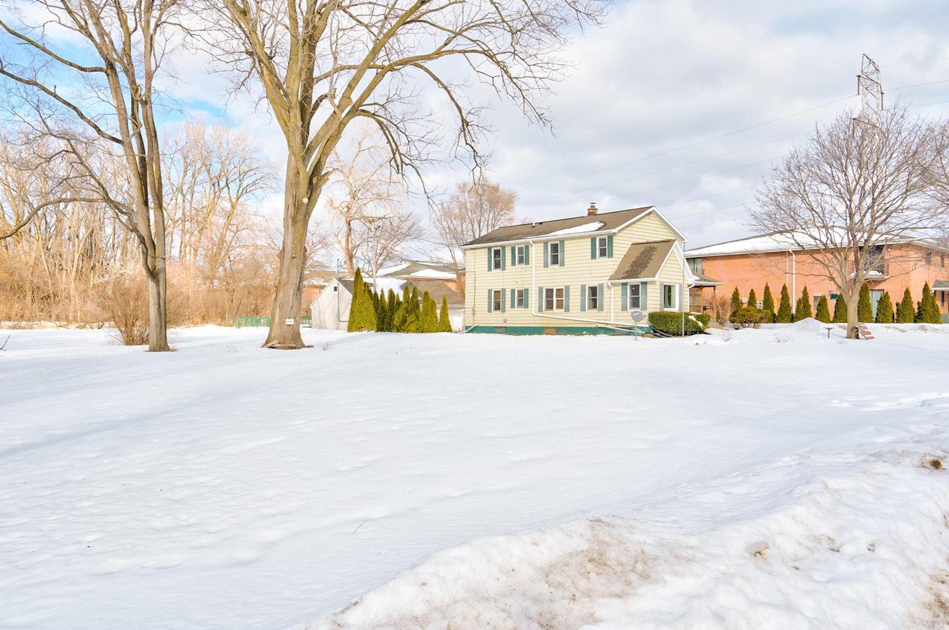 11230 Cleveland Ave, Milwaukee WI 53227-3037 exterior