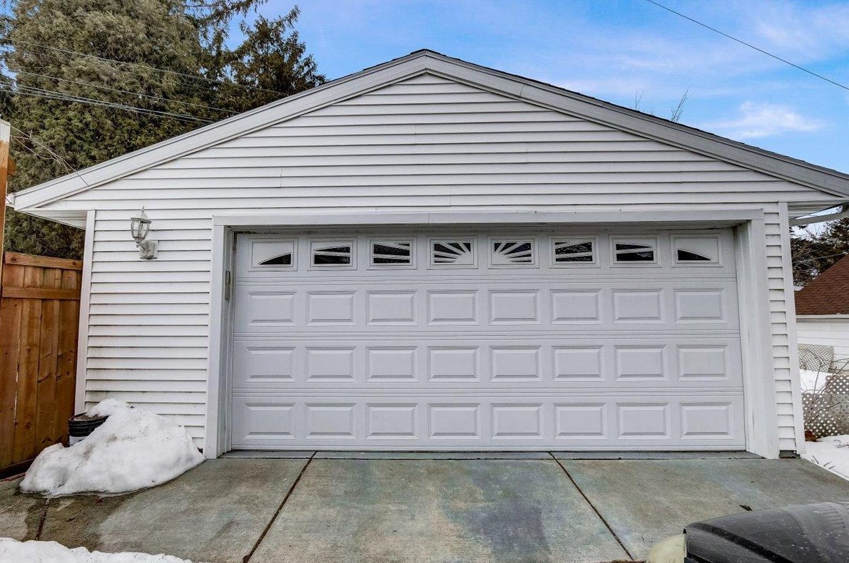 172 Wilbur Ave, Milwaukee WI 53207-3267 exterior