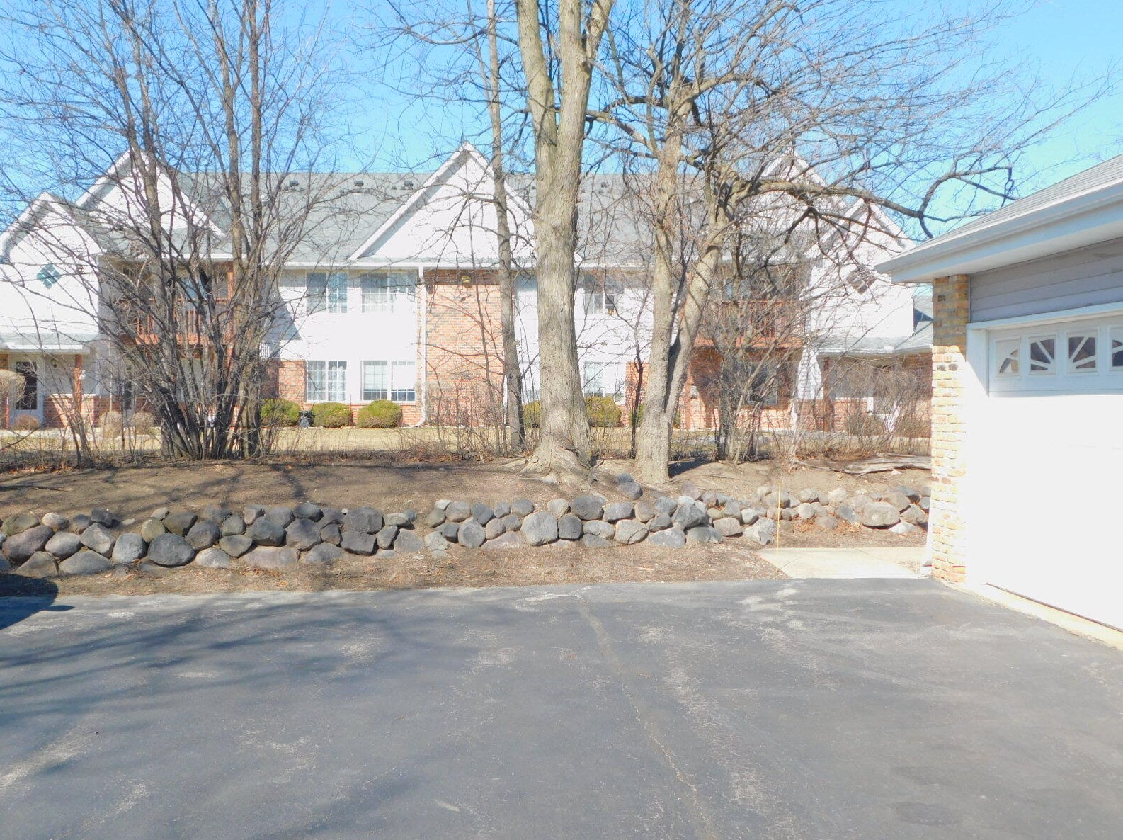 180 Oak Leaf Dr, Oak Creek WI  53154-4445 exterior