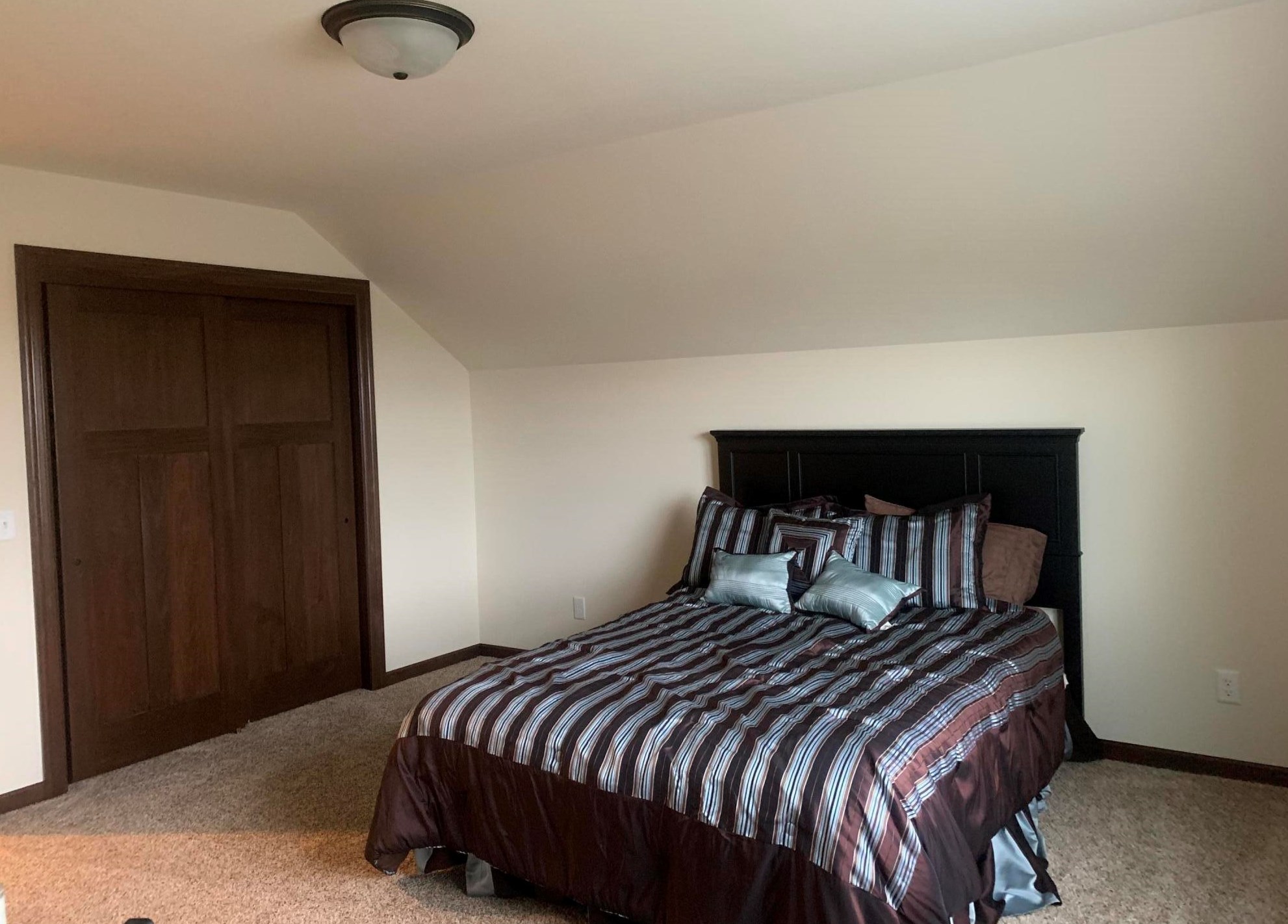 2748 Gateway Ave, Hartford WI  53027-8310 exterior