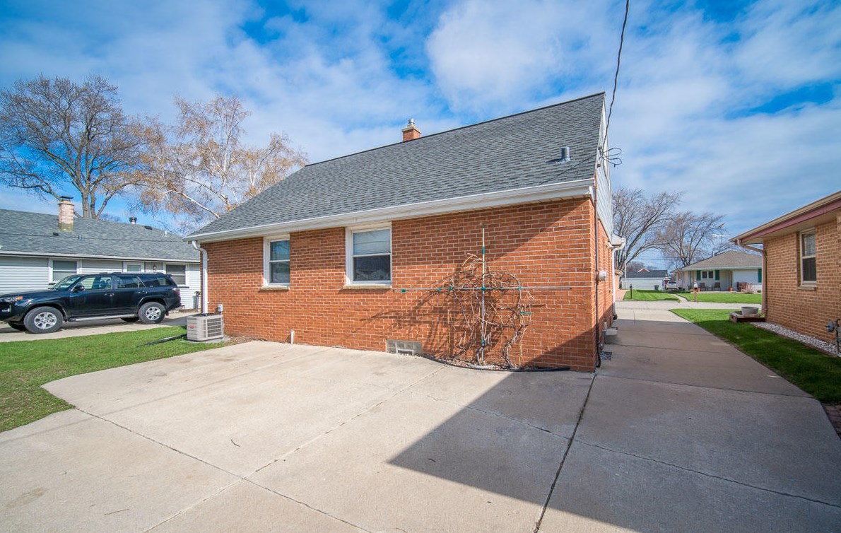 709 Blake Ave, South Milwaukee WI  53172-3827 exterior